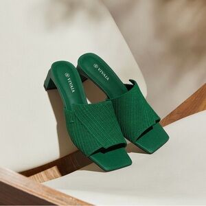 New Vivaia square toe block heel sandals in forest green size 9.5